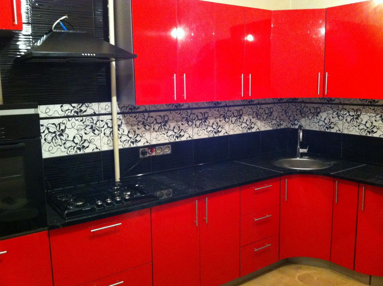 кухня красная с черным фартуком
