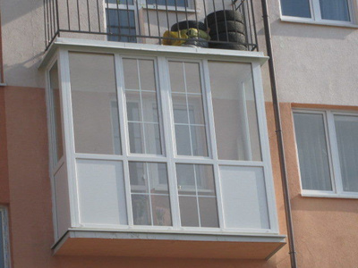 Теплое остекление балкона пластиковым профилем KBE с выносом 0,8х3х0,8 (h 2  от компании Окна Пруссии в городе Калининград