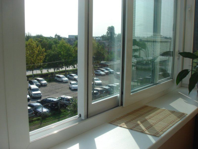 Распашные или раздвижные окна на балкон: что выбрать?