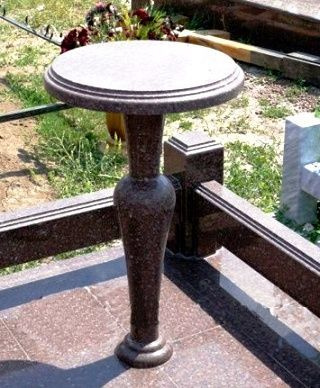 Круглый стол из гранита на кладбище