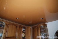 Глянцевый натяжной потолок кофе с молоком в кухню