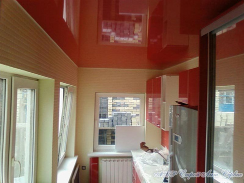 Глянцевый натяжной потолок красный в кухню