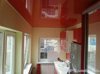 Глянцевый натяжной потолок красный в кухню