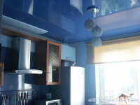 Глянцевый натяжной потолок голубой на кухню