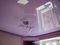 Глянцевый натяжной потолок розовый в спальню