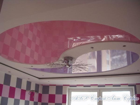 Глянцевый натяжной потолок розово-сиреневый