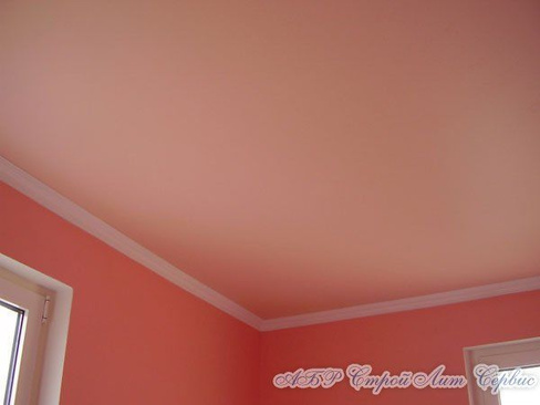 Матовый натяжной потолок нежно-персиковый