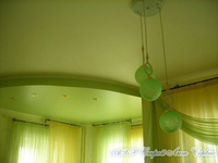 Сатиновый натяжной потолок двухуровневый зеленый