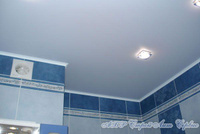 Сатиновый натяжной потолок белый в ванную
