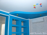 Сатиновый натяжной потолок бело-голубой в детскую
