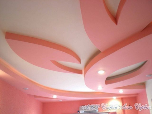 Фактурный натяжной потолок бело-розовый