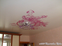 Натяжной потолок с фотопечатью бело-розовый