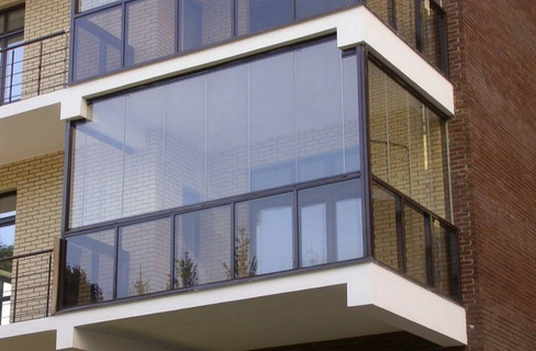 Теплое остекление балкона пластиковым профилем REHAU с крышей 3 м