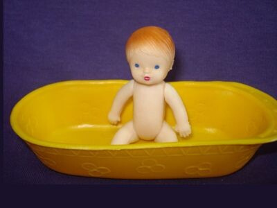 Кукла пупсик в ванночке